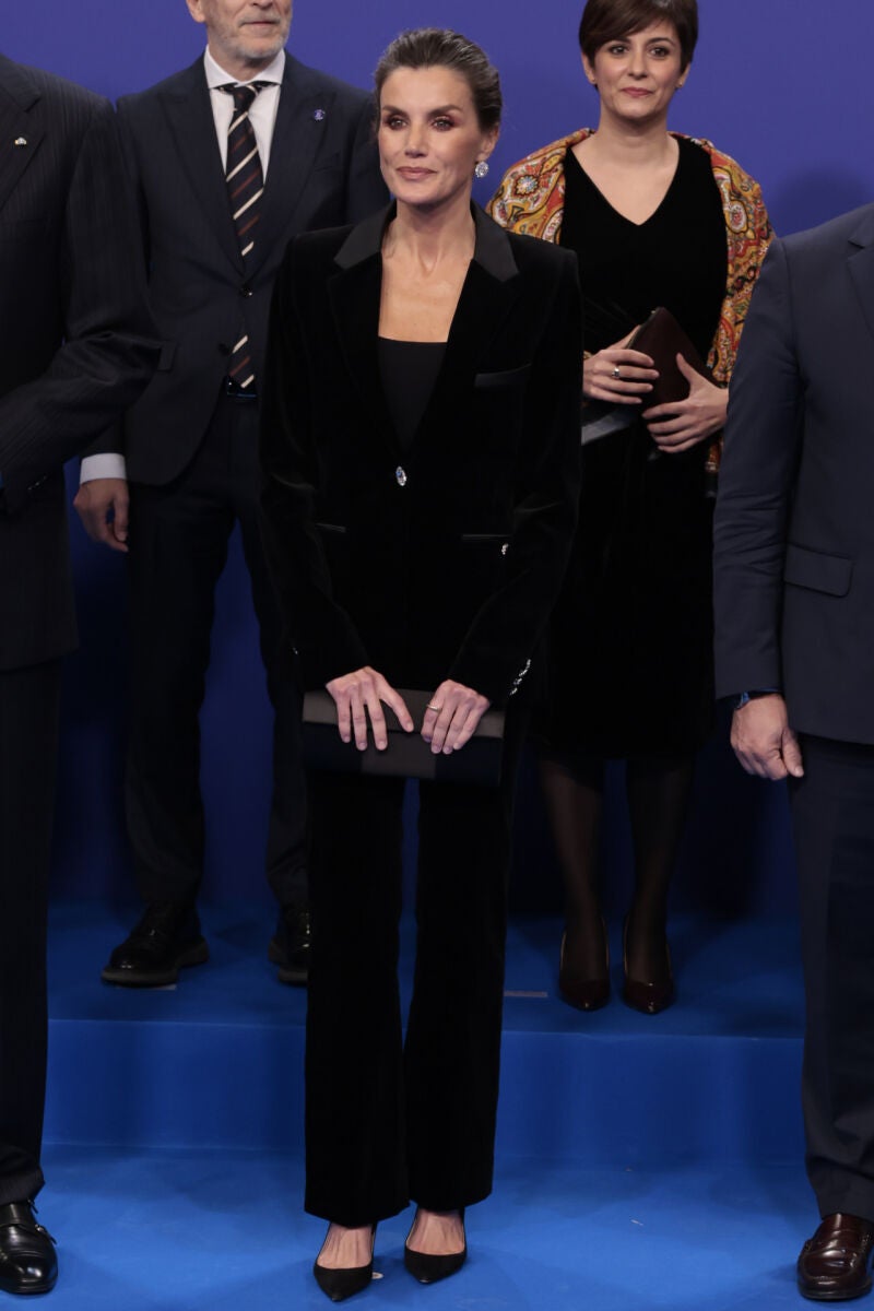La Reina Letizia con traje de terciopelo.