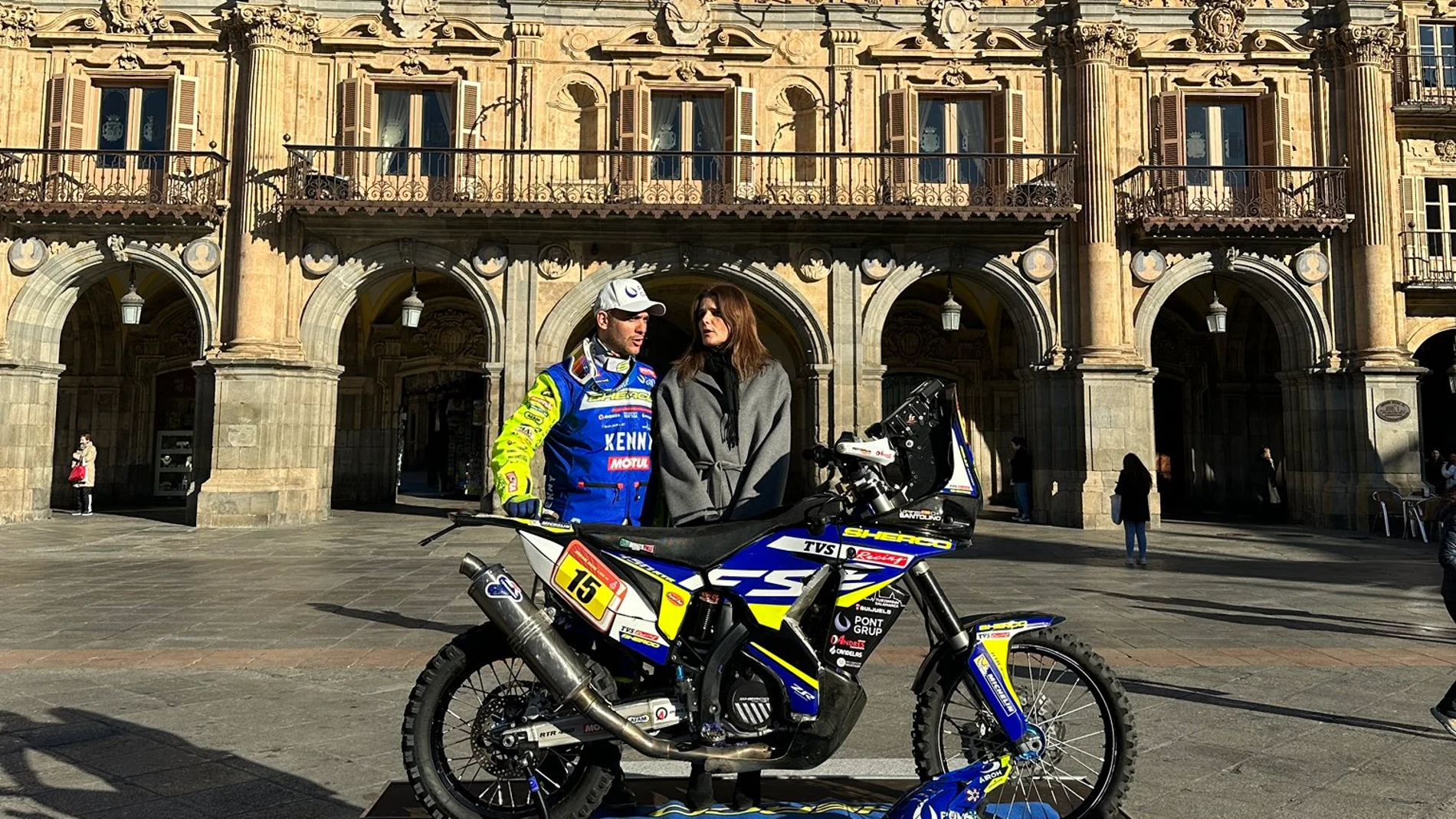 La concejala de Deportes, Almudena Parres, felicita al piloto a Lorenzo Santolino