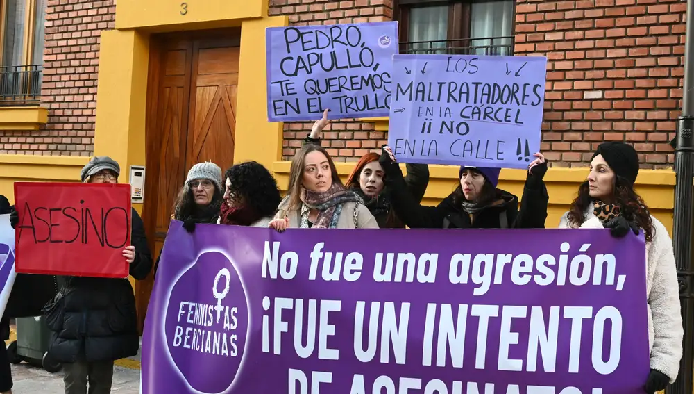 Protesta del colectivo feminista berciando a las puertas del juzgado
