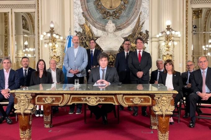 El presidente de Argentina, Javier Milei, junto al resto de miembros de su Gobierno