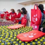 Varios voluntarios preparan las bolsas para entregar a las familias más vulnerables de Madrid