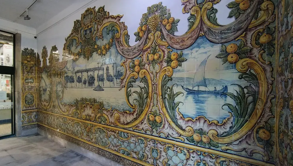 La entrada principal está decorada con esta preciosa azulejería policromada