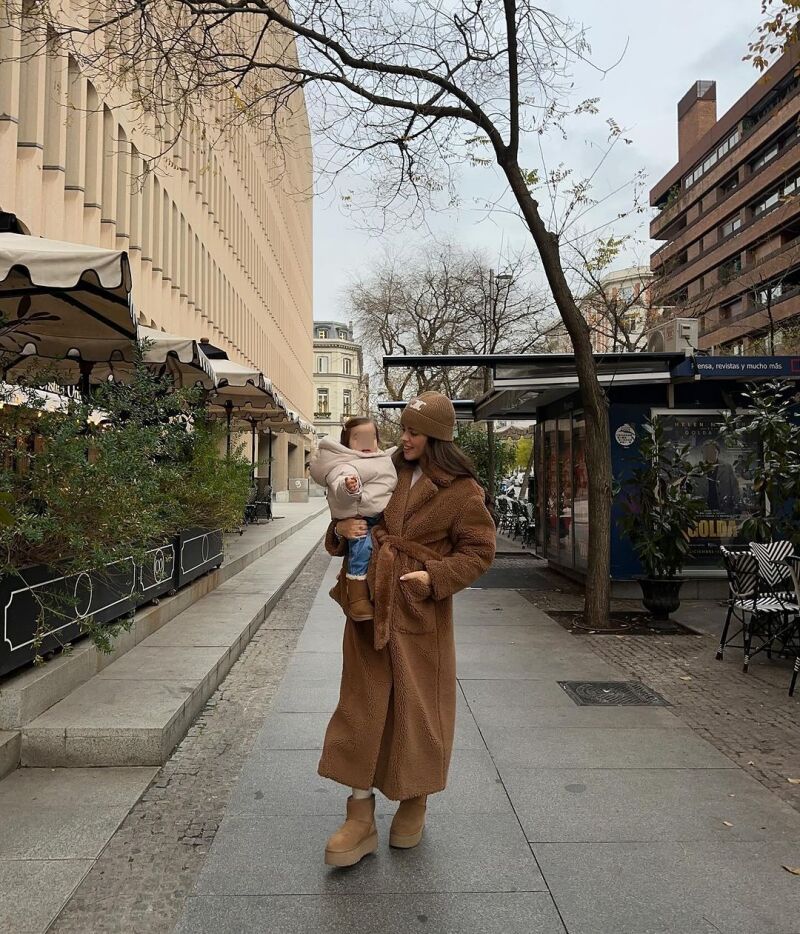 Violeta Mangriñán con abrigo de peluche.