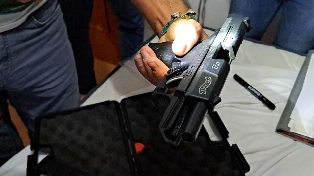 Imagen de una de las armas incautadas por la Guardia Civil