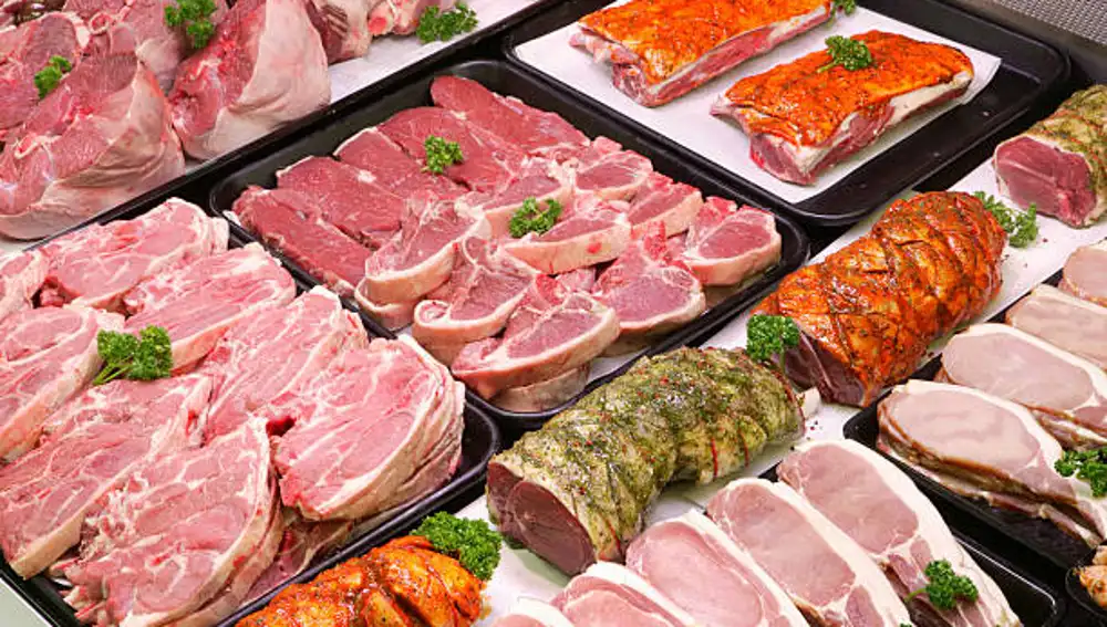 Varios tipos de carne en una carnicería
