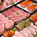 Varios tipos de carne en una carnicería