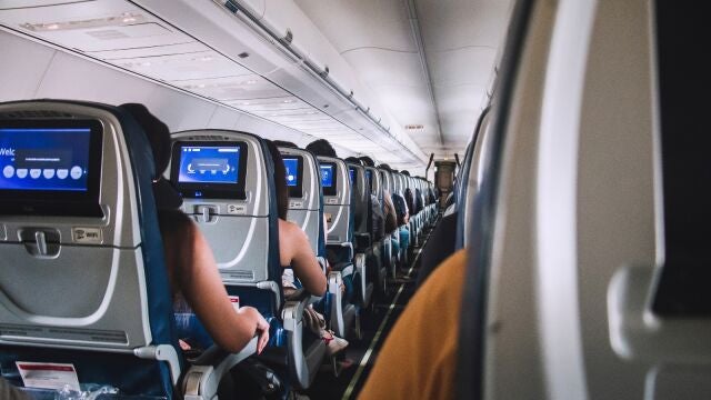 Un hombre ha sido acusado de robar a otros pasajeros durante un vuelo