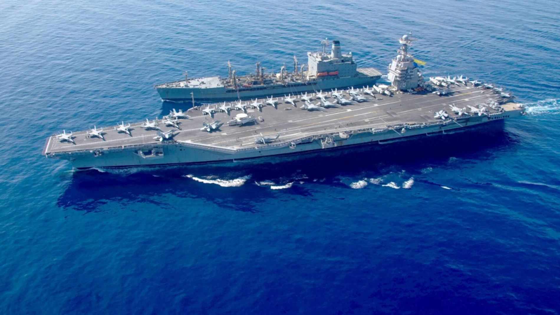 El portaaviones más grande del mundo, USS Gerald R. Ford (CVN 78), reabastece de combustible desde el engrasador de reabastecimiento en curso USNS Laramie en el Mar Mediterráneo oriental, 11 de octubre de 2023