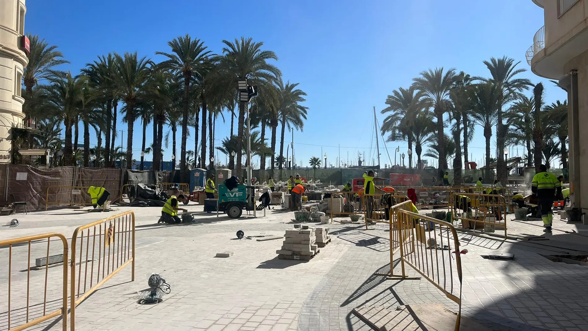 La zona de la Explanada, en su intersección con la Rambla, en la que se celebrará la fiesta de Nochevieja en Alicante está en obras.