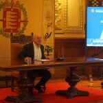 El alcalde de Valladolid, Jesús Julio Carnero, atiende a los periodistas