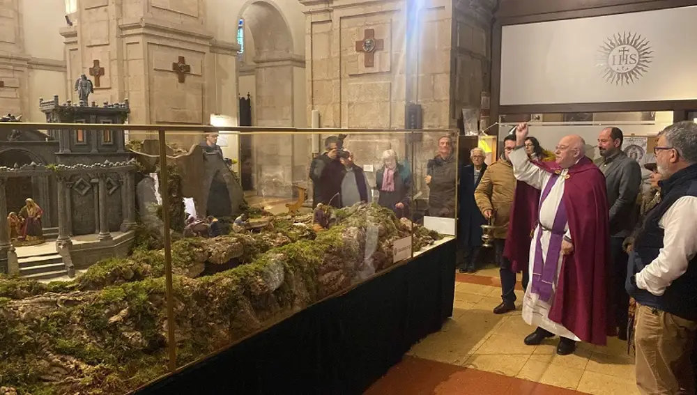 El deán bendiciendo el Belén.