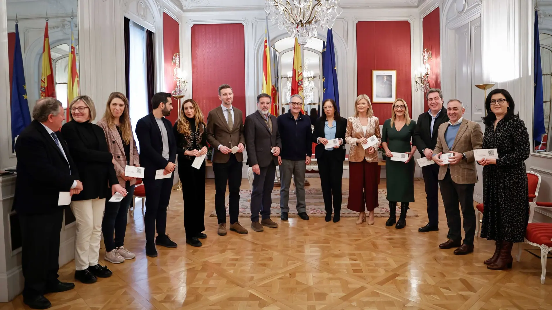 El síndic ha entregado el informe de la Cuenta General a la presidenta de Les Corts, Llanos Massó