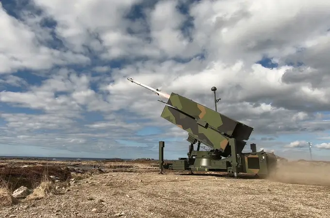 España modernizará su sistema de defensa antiaéreo y comprará una quinta batería de misiles NASAMS 