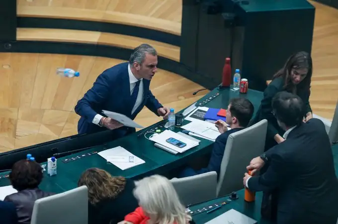 Ortega Smith tira una botella a un concejal de Más Madrid en el Pleno y Almeida le pide que entregue su acta