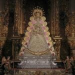 La Virgen del Rocío vuelve al culto tras su restauración vistiendo el traje de los Montpensier