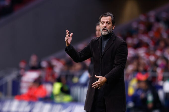 Quique Sánchez Flores da instrucciones en la banda del Metropolitano