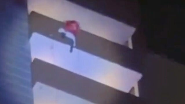 Muere un escalador disfrazado de Papa Noel tras caer desde un edificio de 24 pisos en Rusia