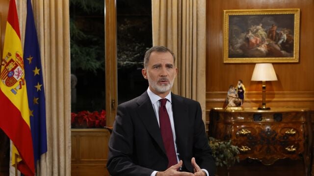 MADRID, 24/12/2022.- El rey Felipe VI pronuncia su tradicional discurso de Nochebuena, el noveno de su reinado, en un momento marcado por la crispación entre los partidos políticos y por la crisis institucional sin precedentes abierta entre el Gobierno y el Tribunal Constitucional (TC) tras frenar éste la tramitación parlamentaria de la reforma para la elección de sus magistrados.