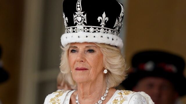 La reina Camilla recibe un saludo real de miembros del ejército en los jardines de Buckingham Place, Londres, tras la coronación.