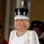 La reina Camilla recibe un saludo real de miembros del ejército en los jardines de Buckingham Place, Londres, tras la coronación.