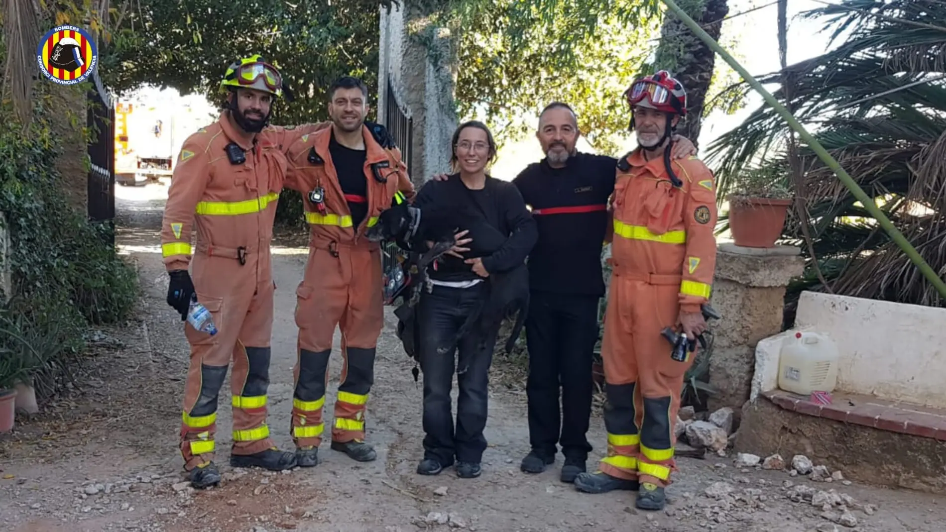 Los bomberos rescatan a una perrita tras estar más de un día en una acequia subterránea