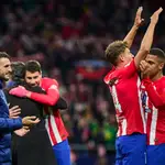 Los jugadores del Atlético celebran la victoria ante el Sevilla