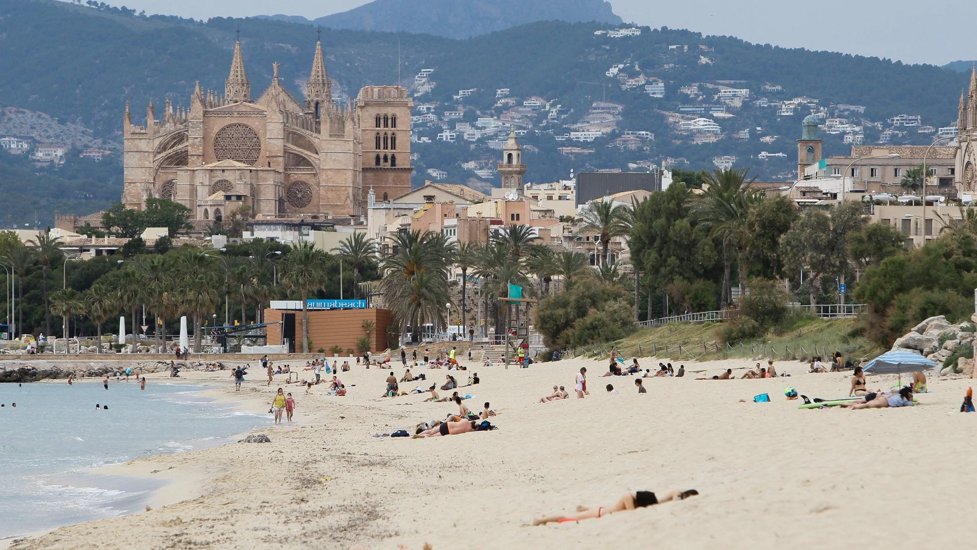 Bañistas en una playa de Palma de Mallorca