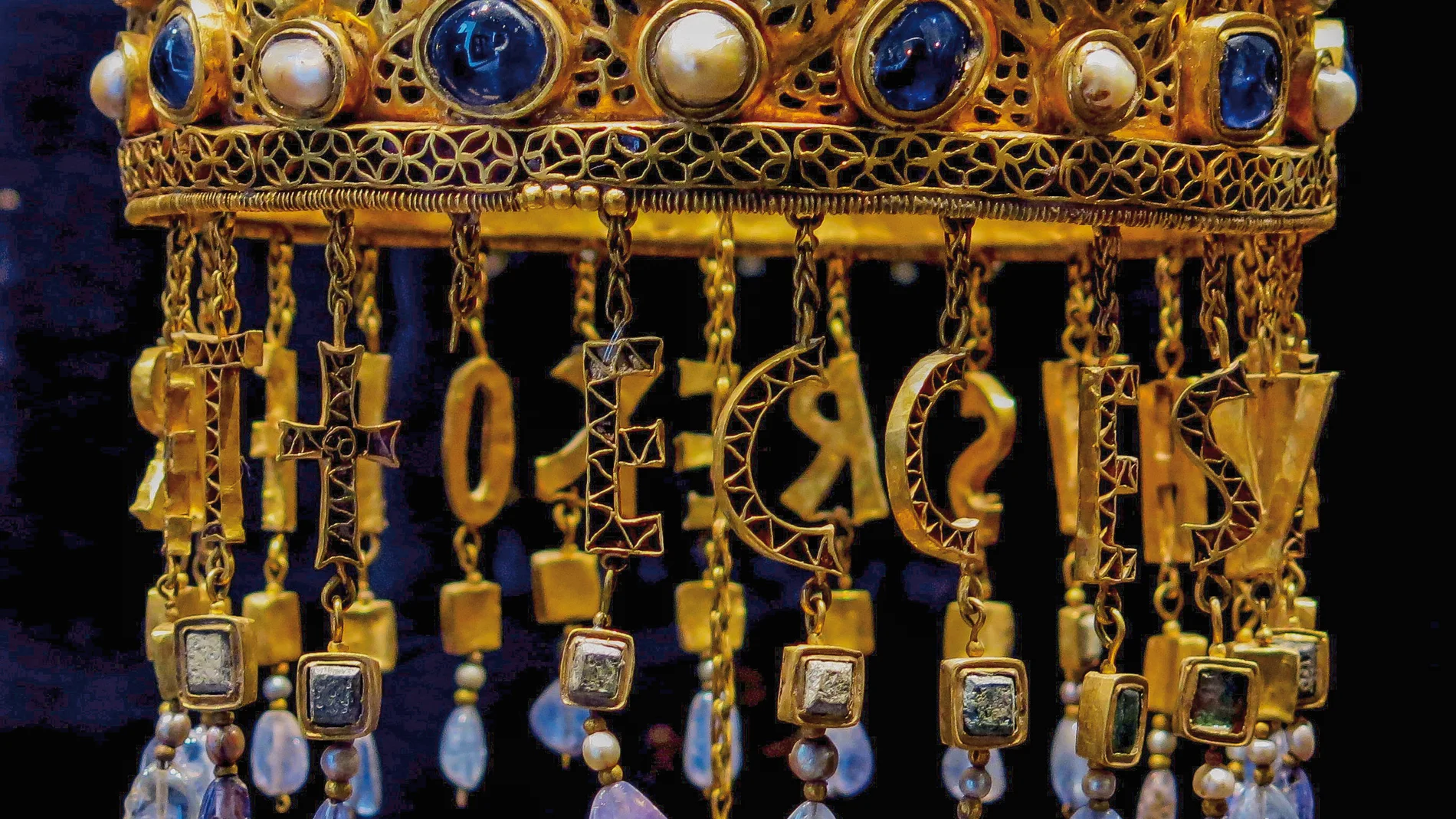 Cuerpo central de la archiconocida corona votiva de Recesvinto (reg. 653-672), del siglo VII, soberbio ejemplo de la orfebrería visigoda, elaborada en oro y piedras preciosas
