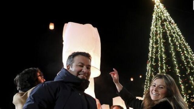 El alcalde del concejo de Almeida, António Machado, y la regidora de Fuentes de Oñoro, Laura Vicente, junto al pino