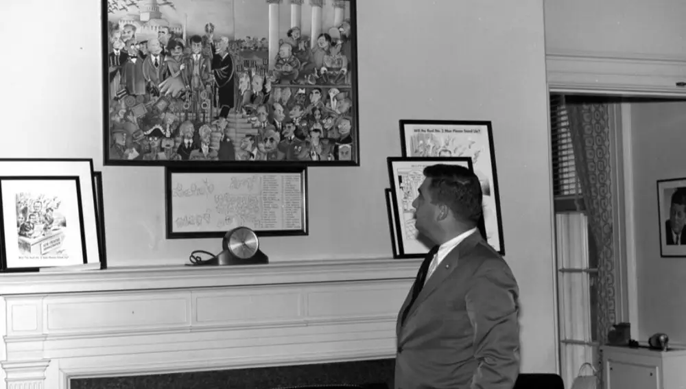 Pierre Salinger, secretario de Prensa de JFK, contempla el original de Cugat en la Casa Blanca