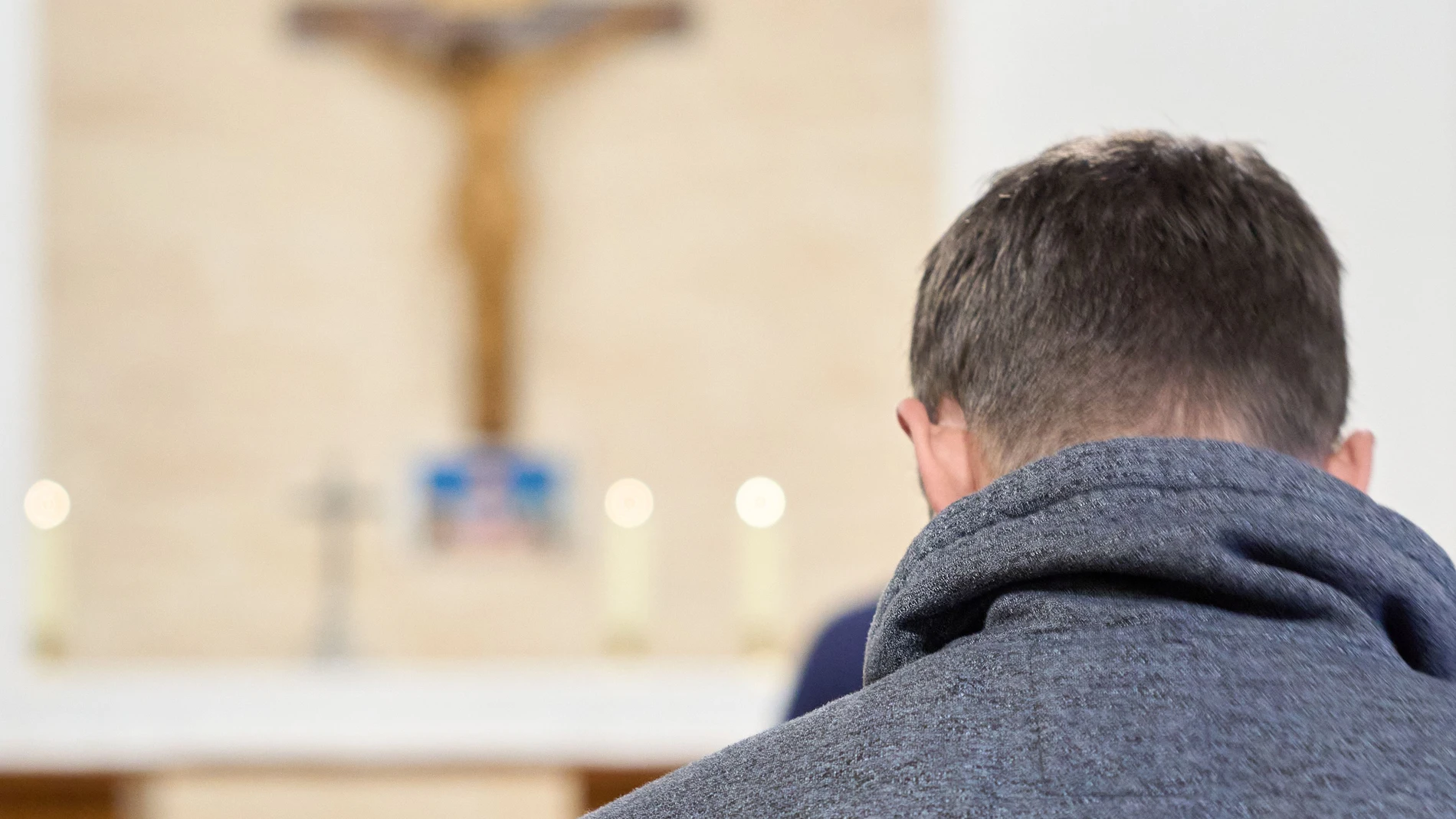 Un joven, en la capilla de una casa de formación para sacerdotes