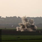 Columnas de humo en el norte de Gaza tras los bombardeos israelíes