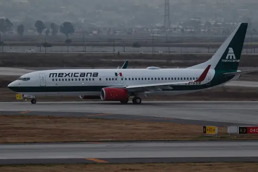 La histórica aerolínea comercial Mexicana de Aviación retoma el vuelo en manos del Ejército tras su quiebra hace 13 años