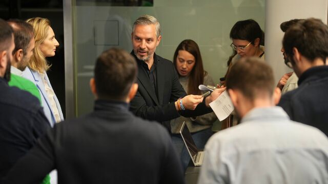 El vicesecretario de economía, Juan Bravo y la de Desarrollo Sostenible, Paloma Martín en un corrillo con periodistas en la sede nacional del PP. 