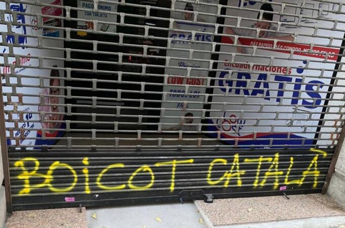 Una copistería en Barcelona sufre amenazas y pintadas en su fachada por usar el castellano en un mensaje de WhatsApp