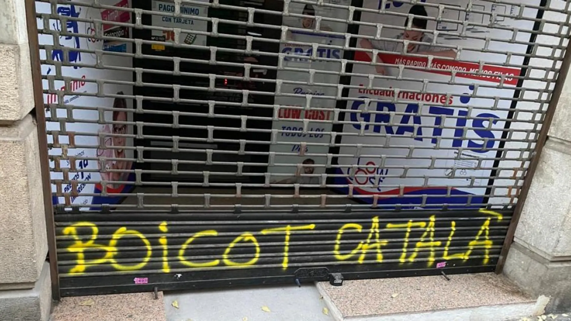Una copistería en Barcelona sufre amenazas y pintadas en su fachada por usar el castellano en un mensaje de WhatsApp