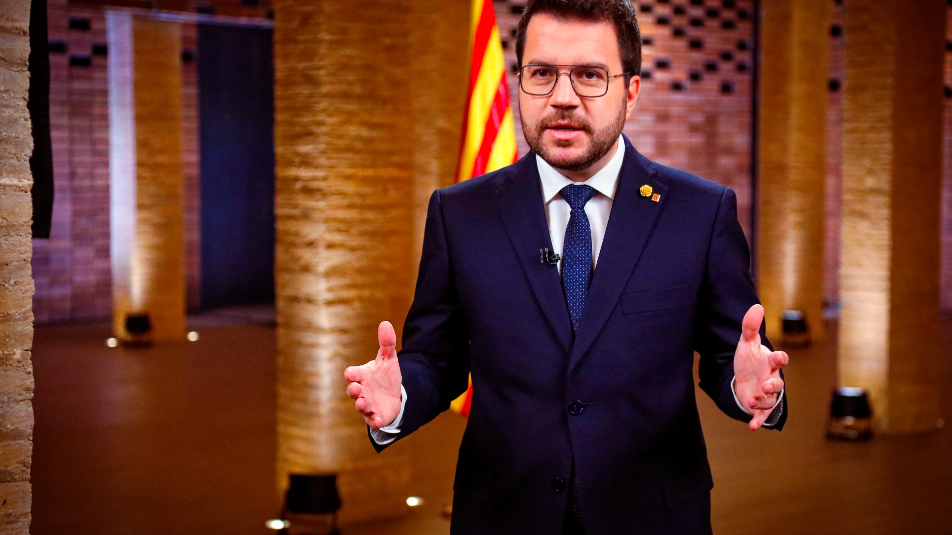 GRAFCAT7816. BARCELONA, 26/12/2023.-El presidente de la Generalitat, Pere Aragonès, ha reclamado este martes en el discurso institucional de Navidad, que 2024 sea el año en el que se acuerde con el Estado una financiación "singular" para Cataluña que acabe con el déficit fiscal y que se empiece a desplegar el traspaso de Rodalies. EFE/Generalitat ***SÓLO USO EDITORIAL SOLO USO PERMITIDO PARA ILUSTRAR LA NOTICIA QUE APARECE EN EL PIE DE FOTO*** (CRÉDITO OBLIGATORIO) 