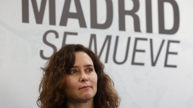 Ayuso visita la sede de la Asociación Gremial de Auto-Taxi