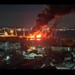Imagen de la explosión del buque ruso "Novocherkassk" tras recibir un misil ucraniano en Crimea