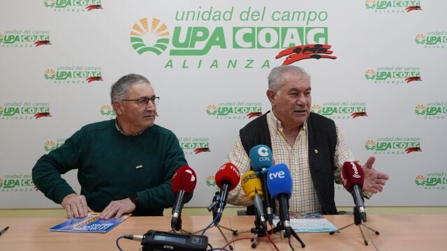 Aurelio González y Lorenzo Rivera atiende a la prensa