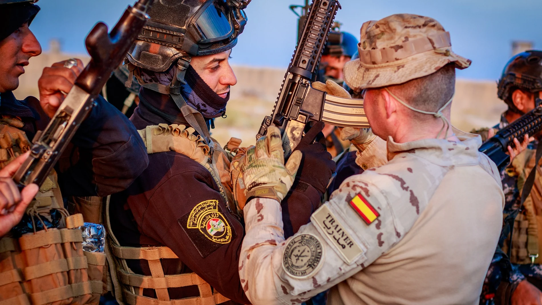 Un militar español instruye a soldados iraquíes