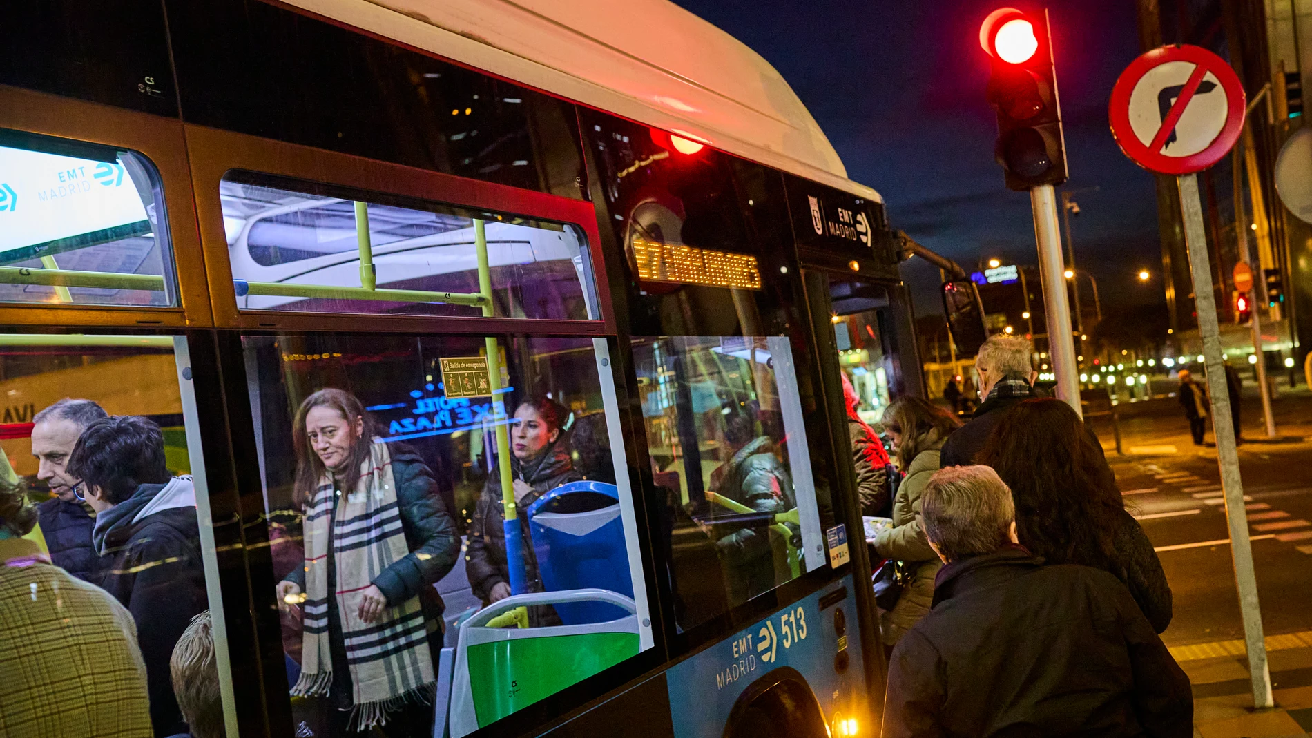 El Gobierno ha aprobado este miércoles la prórroga del escudo social que incluye transporte público gratuito para 2024. El decreto ley que recoge la prórroga de algunas de las medidas anticrisis y que ha sido aprobado por el Consejo de Ministros, prorrogará las subvenciones al transporte urbano (bus y metro) y la gratuidad de los trenes de cercanías y media distancia, medidas que el año pasado se incluyeron en los presupuestos de 2023. © Alberto R. Roldán / Diario La Razón. 27 12 2023