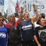 Primeros arrestos y enfrentamientos en una nueva protesta masiva contra la reformas de Milei en Argentina