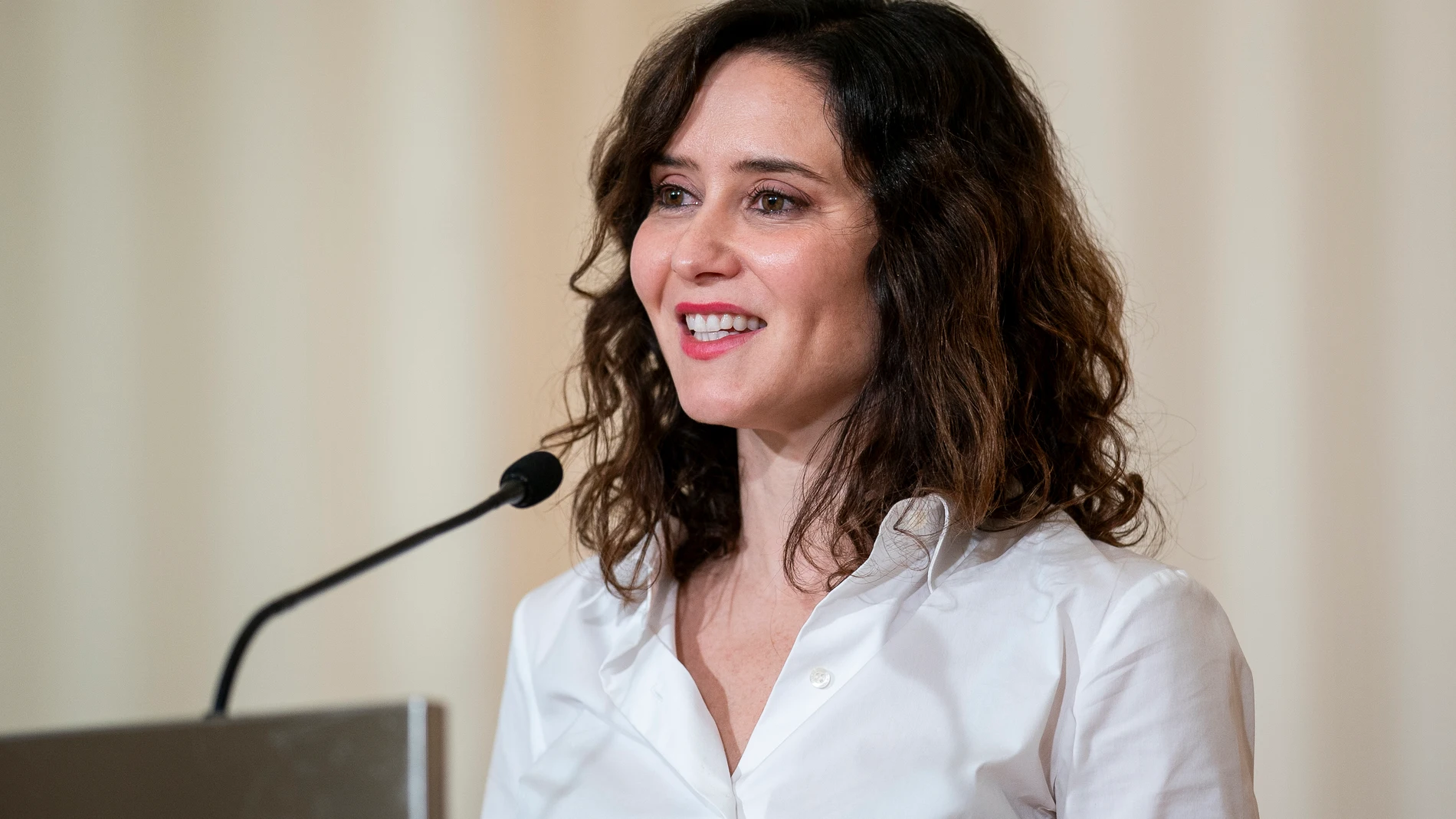 La presidenta de la Comunidad de Madrid, Isabel Díaz Ayuso, ofrece una rueda de prensa tras firmar un convenio de colaboración para la atención a las personas en situación de dependencia de la ciudad, en la Real Casa de Correos, a 28 de diciembre de 2023, en Madrid (España). El acuerdo contempla el incremento de la financiación por parte de la Comunidad de Madrid de prestaciones municipales como el Servicio de Ayuda a Domicilio, la Teleasistencia Avanzada, los centros de día y las plazas de l...