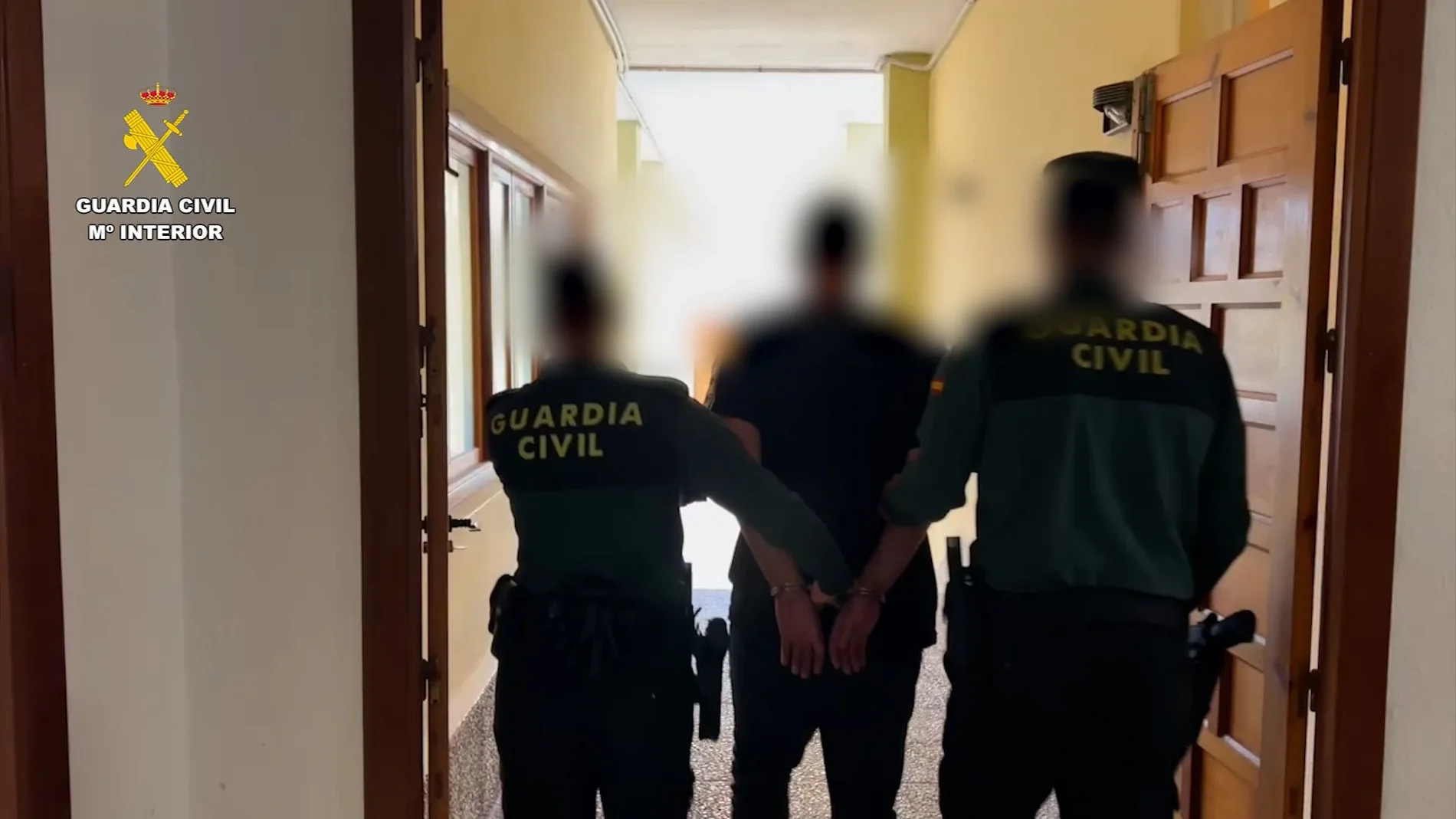 La Guardia Civil traslada detenido a uno de los secuestradores del joven de Calpe
