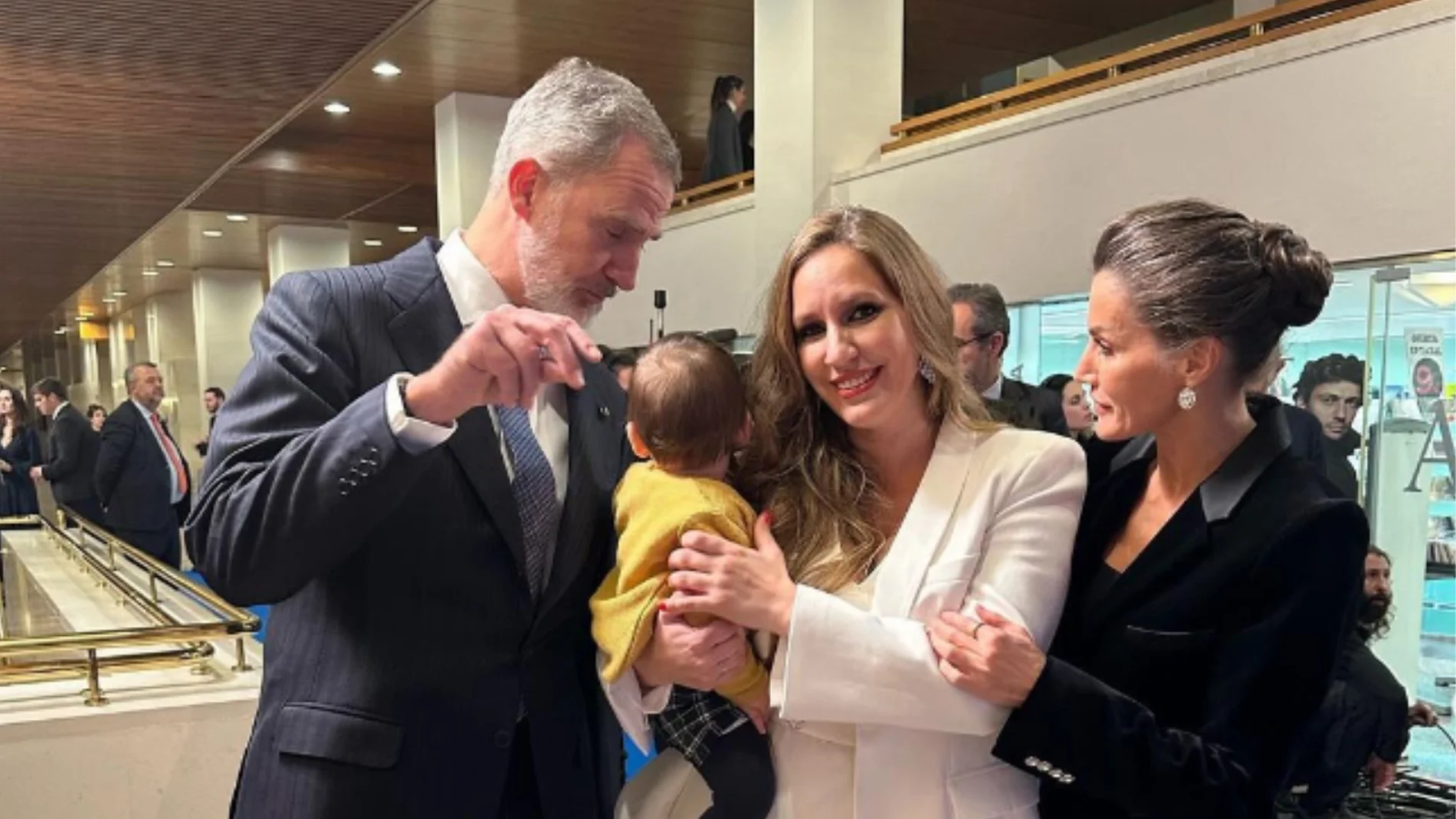 El emotivo encuentro de los Reyes con el hijo de la cantante María Toledo