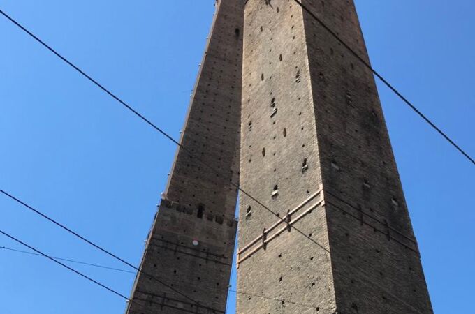 Una imagen de la torre Garisenda de Bolonia