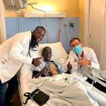 El paciente Ablaye Mboup, ya fallecido, junto a su hijo y el cardiólogo Rafael Bravo