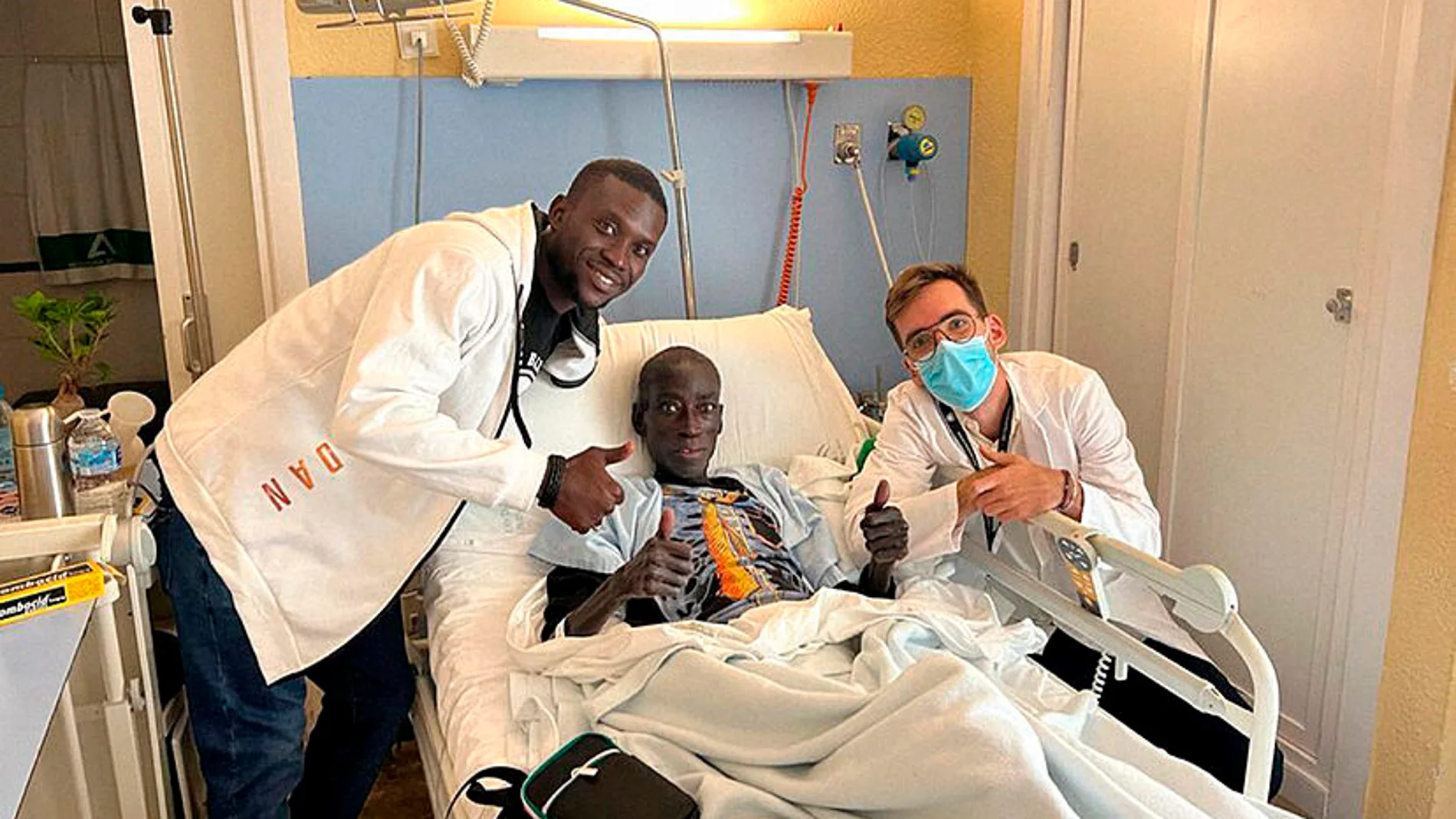 El paciente Ablaye Mboup, ya fallecido, junto a su hijo y el cardiólogo Rafael Bravo