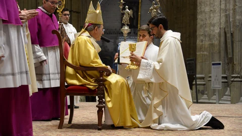 El sacerdote Francisco José Fernández García junto a Asenjo